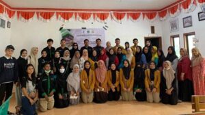 Foto bersama kegiatan pemeriksaan kesehatan gratis di Desa Tapulaga. Sumber: Tribunnewsultra.com