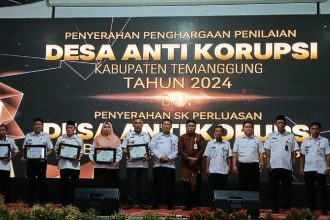 Penerima penghargaan desa antikorupsi berfoto bersama di Temanggung, Jawa Tengah. Sumber foto : Antara