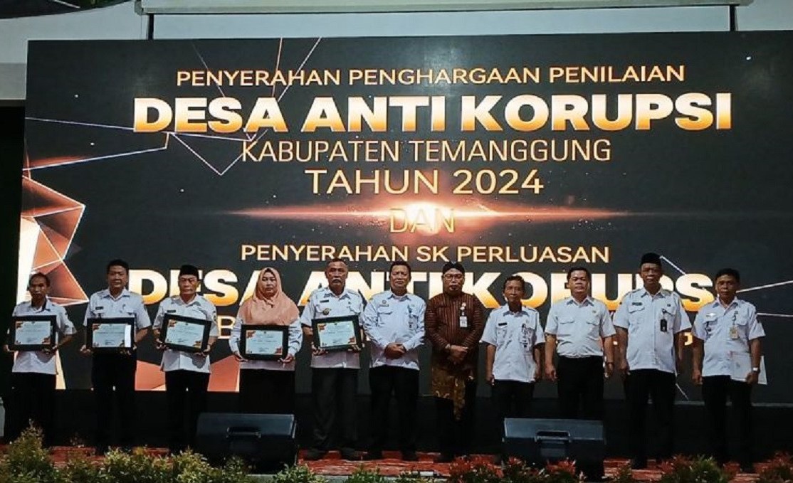 Penerima penghargaan desa antikorupsi berfoto bersama di Temanggung, Jawa Tengah. Sumber foto : Antara