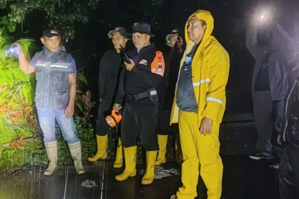 BPBD Kabupaten Kediri dengan tim meninjau lokasi jalan penghubung antar desa di Kecamatan Plosoklaten, Kabupaten Kediri, Jawa Timur, yang putus setelah hujan deras. Sumber: BPBD Kabupaten Kediri