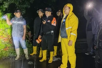 BPBD Kabupaten Kediri dengan tim meninjau lokasi jalan penghubung antar desa di Kecamatan Plosoklaten, Kabupaten Kediri, Jawa Timur, yang putus setelah hujan deras. Sumber: BPBD Kabupaten Kediri