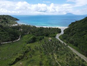 Desa Wisata Kelawi dikenal karena keindahan alamnya, termasuk Pantai Minang Rua yang terkenal dengan hamparan pasir putih sepanjang 10 kilometer. Sumber Foto: Dok. Jadesta