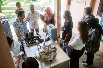 Demo Alat Pengolah Plastik menjadi Solar. Sumber: Dokumentasi Dimas.