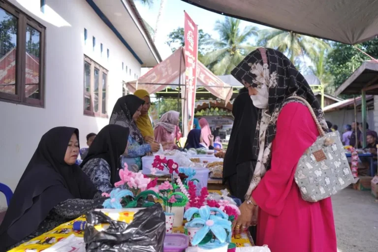 Sejumlah warga saat berbelanja di pasar lokal Desa Riwa, Kecamatan Batumandi, Kabupaten Balangan beberapa waktu lalu. Sumber: Antara