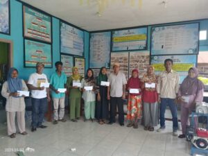 Penyerahan bantuan mesin parut dan dana UMKM di Desa Kiya. Sumber : Zonasatu.net