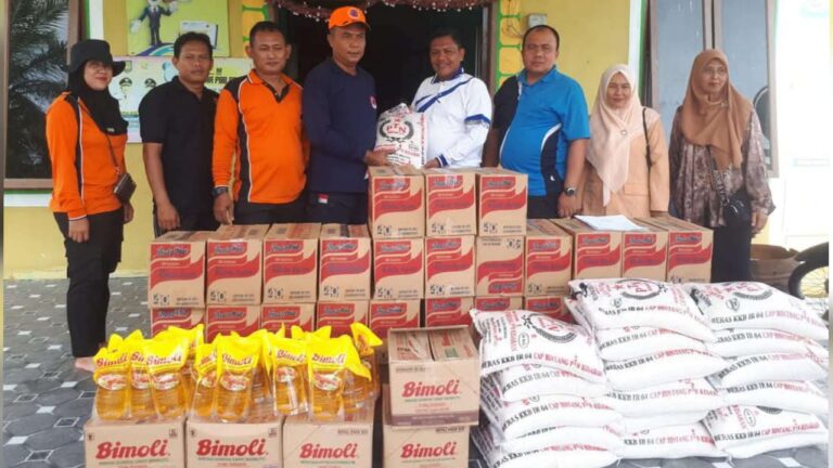 Penyerahan bantuan banjir kepada masyarakat Desa Sei Dua Hulu. Sumber:rri.co.id