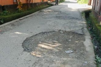 Kerusakan jalan di Lorong Mentok Stain, Desa Batu Merah. Sumber : tribunternate.com