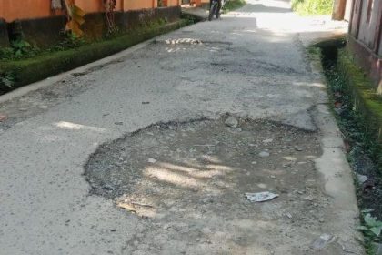 Kerusakan jalan di Lorong Mentok Stain, Desa Batu Merah. Sumber : tribunternate.com