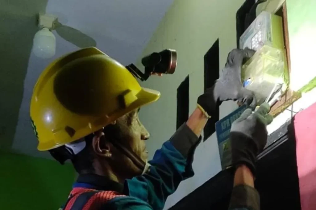 Petugas PLN ULP Putussibau sedang melakukan pemasangan meteran listrik di rumah pelanggan. Sumber: HO-Humas PLN Putussibau