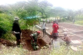 Babinsa dan warga Kanawa saat menggali lubang septic tank. Sumber : rri.co.id