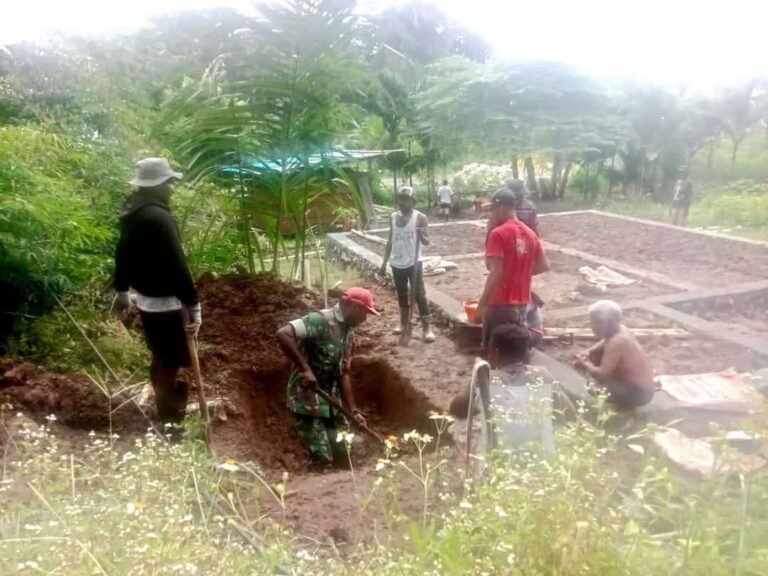 Babinsa dan warga Kanawa saat menggali lubang septic tank. Sumber : rri.co.id
