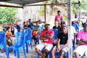 Warga Kampung Berap saat menghadiri reses anggota DPRD Jayapura. Sumber : kompas.com