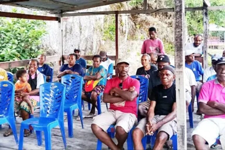 Warga Kampung Berap saat menghadiri reses anggota DPRD Jayapura. Sumber : kompas.com