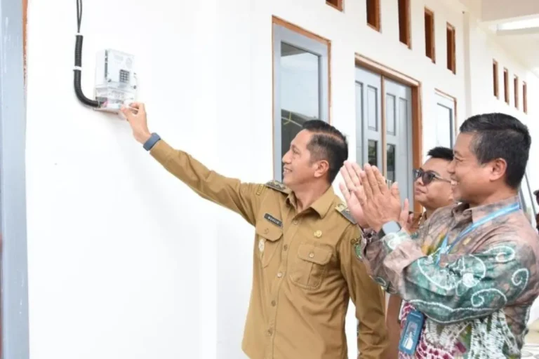 Penjabat Bupati Barito Utara Drs. Muhlis (kiri) dan Manager PLN UP2K Provinsi Kalteng Sugianto (kanan) meluncurkan penyalaan pertama sebagai simbolis peresmian listrik pada 10 desa di Kecamatan Teweh Timur, Barito Utara, Kalimantan Tengah. Sumber: HO - PLN UID