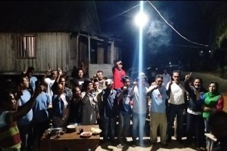 Warga Desa Bubu saat melakukan ronda malam. Sumber: BeritaSatu.com.