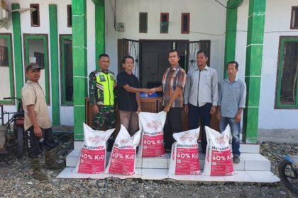 Proses penyerahan bantuan pupuk kepada masyarakat. Sumber: baranewsaceh.com