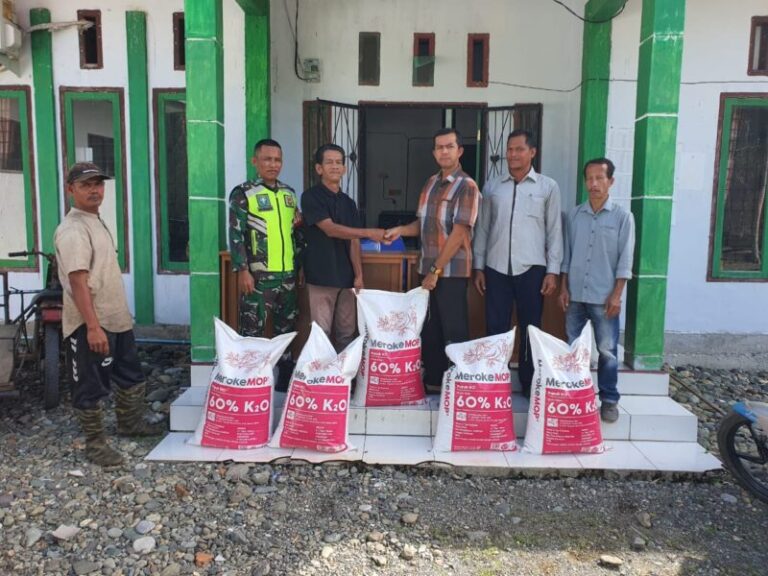 Proses penyerahan bantuan pupuk kepada masyarakat. Sumber: baranewsaceh.com
