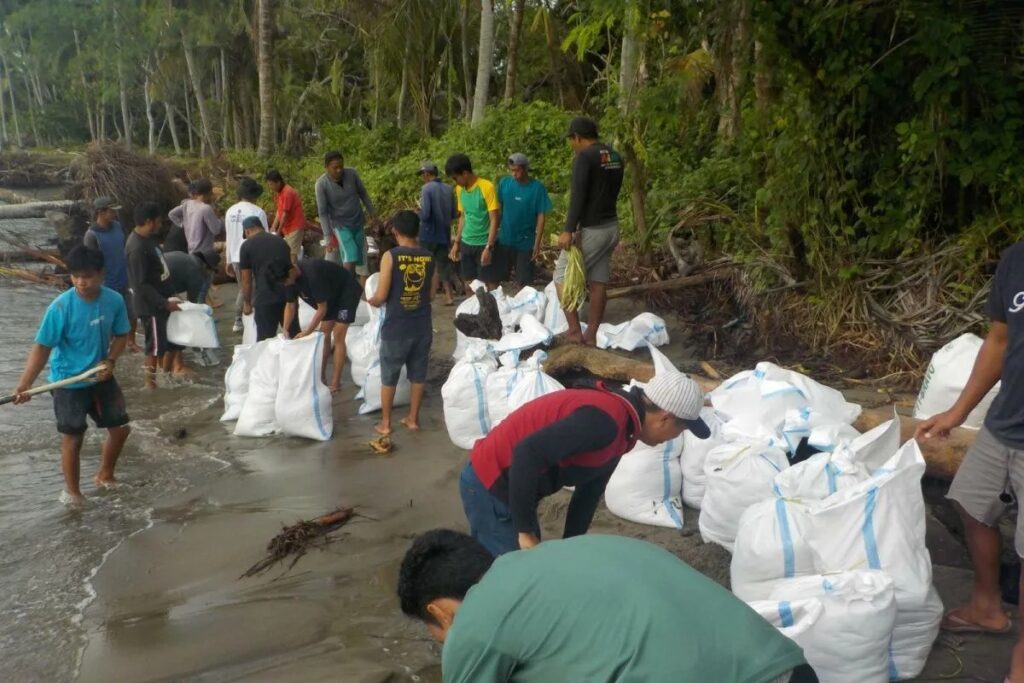 Pembangunan tanggul pencegah abrasi di Desa Galeso. Sumber:Kompas.com