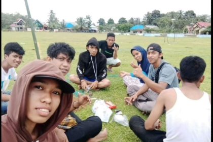 Warga melakukan laporan Kepala Desa Guali atas kasus penggelapan dana desa. Sumber: detiksultra.com