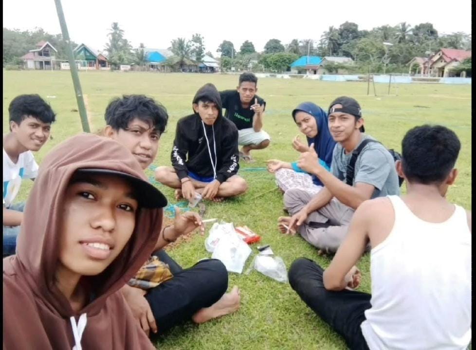 Warga melakukan laporan Kepala Desa Guali atas kasus penggelapan dana desa. Sumber: detiksultra.com