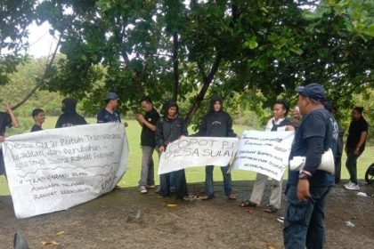 Aksi damai yang dilakuan oleh pemuda di depan Kantor Desa Sulai. Sumber: Tribunsulbar.com