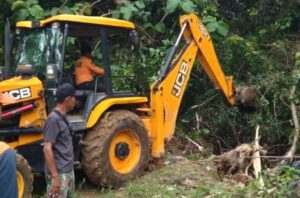Bantuan alat berat loader di Desa Ulak Lebar. Sumber: sriwijaya.com