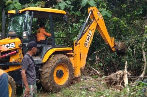 Bantuan alat berat loader di Desa Ulak Lebar. Sumber: sriwijaya.com