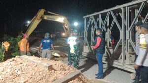 Proses pemasangan jembatan besi di Desa Ulusena Jaya. Sumber:tribunnews.com