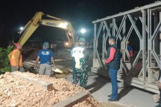 Proses pemasangan jembatan besi di Desa Ulusena Jaya. Sumber:tribunnews.com