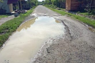 Kondisi ruas jalan di kawasan Desa Keude Tambue yang rusak. Sumber: Serambinews.com