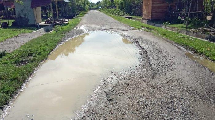 Kondisi ruas jalan di kawasan Desa Keude Tambue yang rusak. Sumber: Serambinews.com