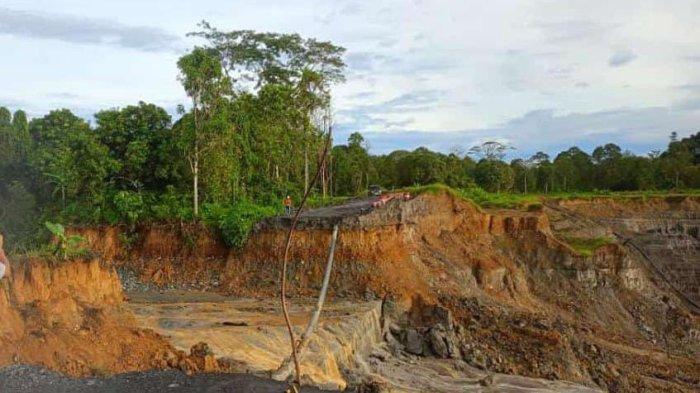 jalan dari dan Menuju Desa Tanjung Nanga Kecamatan Malinau Selatan Hulu putus akibat longsoran lubang tambang. Luas longsor diperkirakan mencapai 50 meter. Sumber HO - Warga Malinau