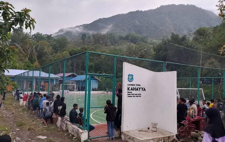 Lapangan futsal hasil pembangunan Pemerintah Desa Kahayya. Sumber: fajar.co.id