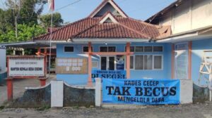 Kantor Desa Cisewu, Kecamatan Cisewu, Kabupaten Garut, Jawa Barat, saat disegel warga. Sumber Foto : Tribun Jabar