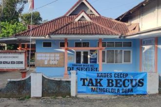Kantor Desa Cisewu, Kecamatan Cisewu, Kabupaten Garut, Jawa Barat, saat disegel warga. Sumber Foto : Tribun Jabar