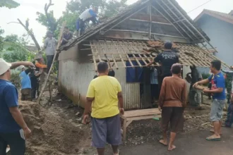 Polres dan Kodim Pekalongan yang dibantu warga sekitar dalam membongkar rumah yang akan di bangun. Sumber foto : Bhinneka.nusantara.id