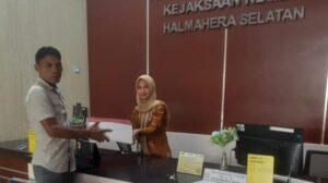 Salah satu penyidik Unit 3 Tipidkor Reskrim Polres Kabupaten Halmahera Selatan menyerahkan berkas perkara kasus korupsi DD Tobaru ke JPU. Sumber : tribunternate.com