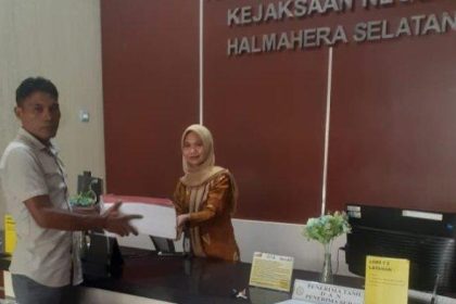 Salah satu penyidik Unit 3 Tipidkor Reskrim Polres Kabupaten Halmahera Selatan menyerahkan berkas perkara kasus korupsi DD Tobaru ke JPU. Sumber : tribunternate.com