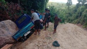 Mobil Pick Up tergelincir di lokasi Jalan Gunung Sampe, Desa Kawalo. Sumber : TribunTernate.com