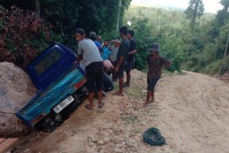 Mobil Pick Up tergelincir di lokasi Jalan Gunung Sampe, Desa Kawalo. Sumber : TribunTernate.com