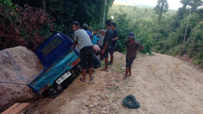 Mobil Pick Up tergelincir di lokasi Jalan Gunung Sampe, Desa Kawalo. Sumber : TribunTernate.com