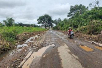 Suasana jalan rusak di Desa Simpang Empat Pengaron ke dalam arah Kecamatan Pengaron. Sumber: Banjarmasinpost