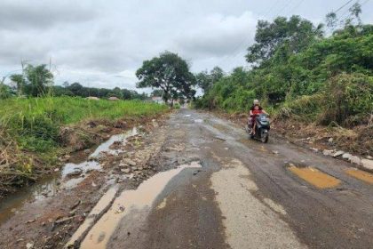 Suasana jalan rusak di Desa Simpang Empat Pengaron ke dalam arah Kecamatan Pengaron. Sumber: Banjarmasinpost