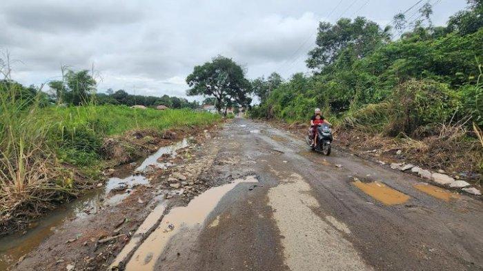 Suasana jalan rusak di Desa Simpang Empat Pengaron ke dalam arah Kecamatan Pengaron. Sumber: Banjarmasinpost