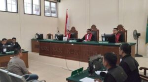 Suasana persidangan Pengadilan Negeri (PN) Stabat, atas kasus pembacokan. Sumber:tribunnews.com