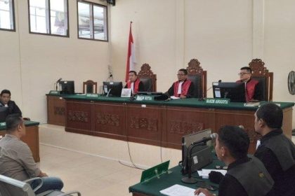 Suasana persidangan Pengadilan Negeri (PN) Stabat, atas kasus pembacokan. Sumber:tribunnews.com