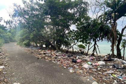 Kondisi pantai dengan sampah yang berhamburan di Desa Liang. Sumber : TribunAmbon.com