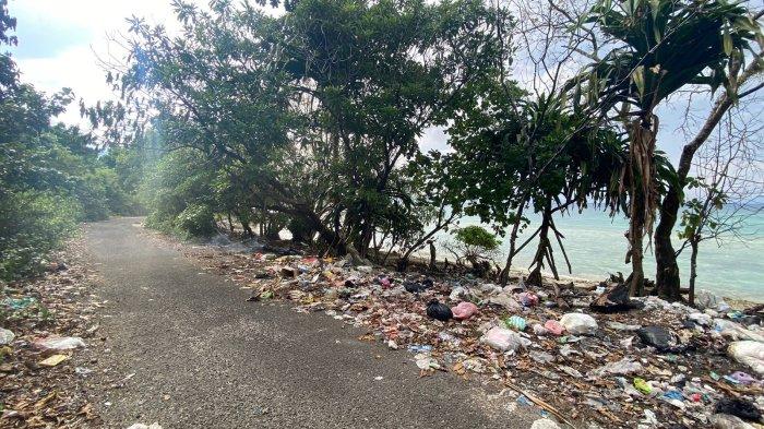 Kondisi pantai dengan sampah yang berhamburan di Desa Liang. Sumber : TribunAmbon.com