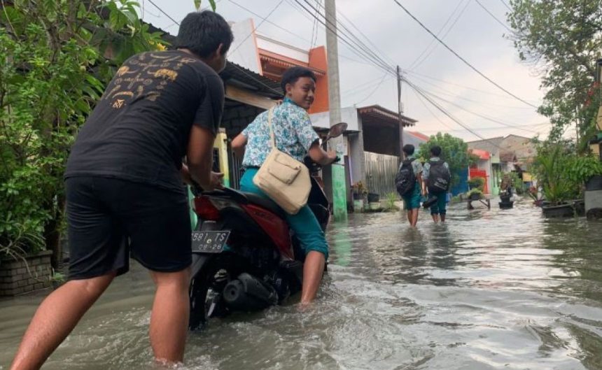 Fahmi Alfian saat terkenak banjir. Sumber foto : AntaraJatim