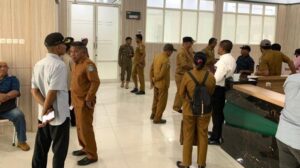 Puluhan Kades saat mendatangi Kantor Bupati Halmahera Selatan. Sumber : tribunternate.com